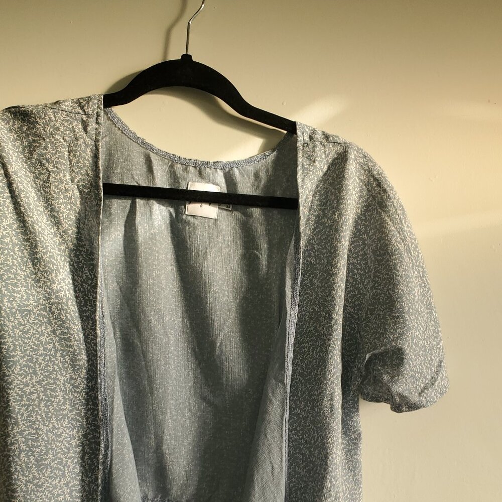 Princess Polly Blue and White lightweight  wrap around Shirt Size 4 coastal - Picture 4 of 6